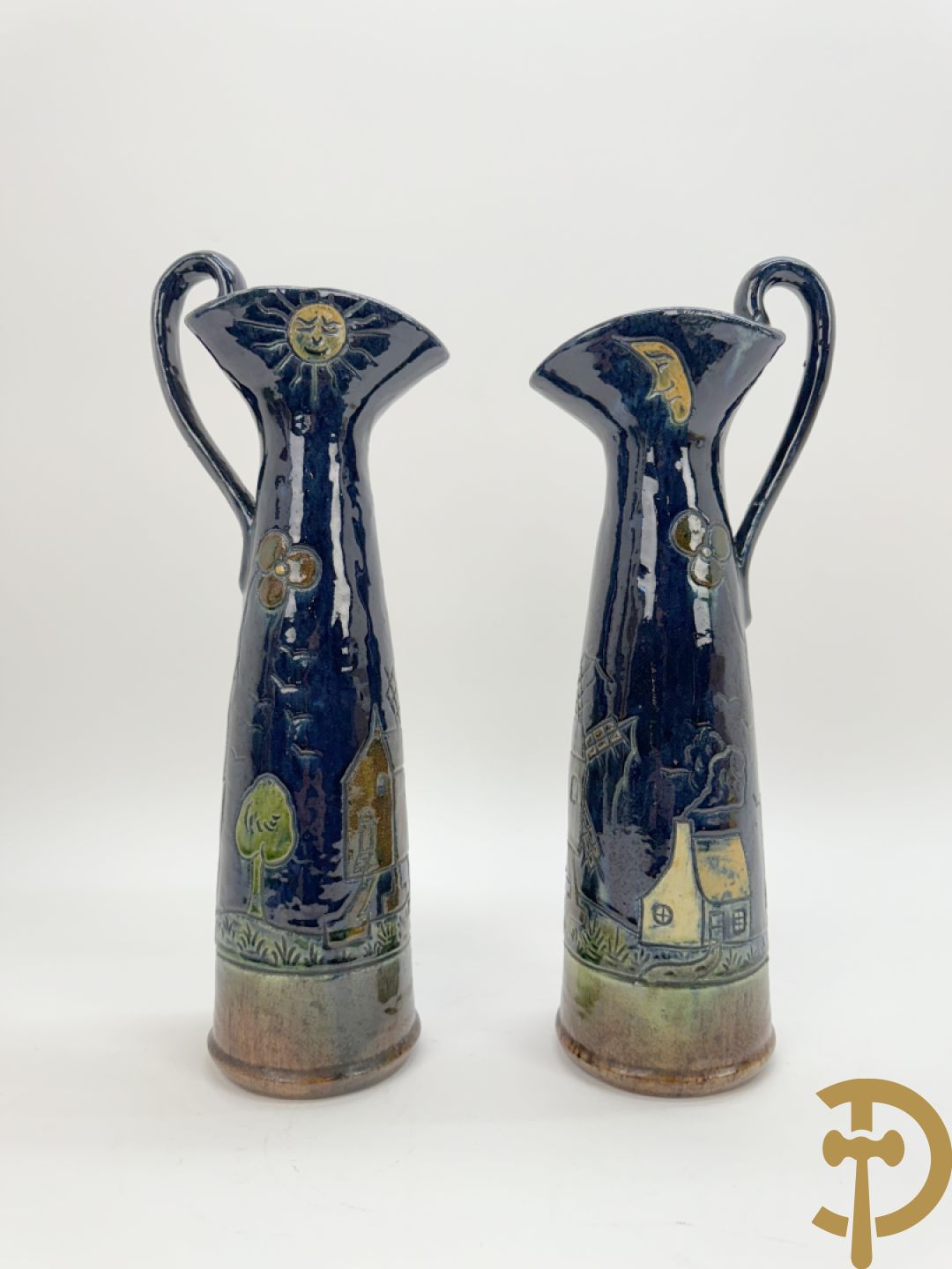 Paar Vlaamse aardewerken vazen met zeilboten 