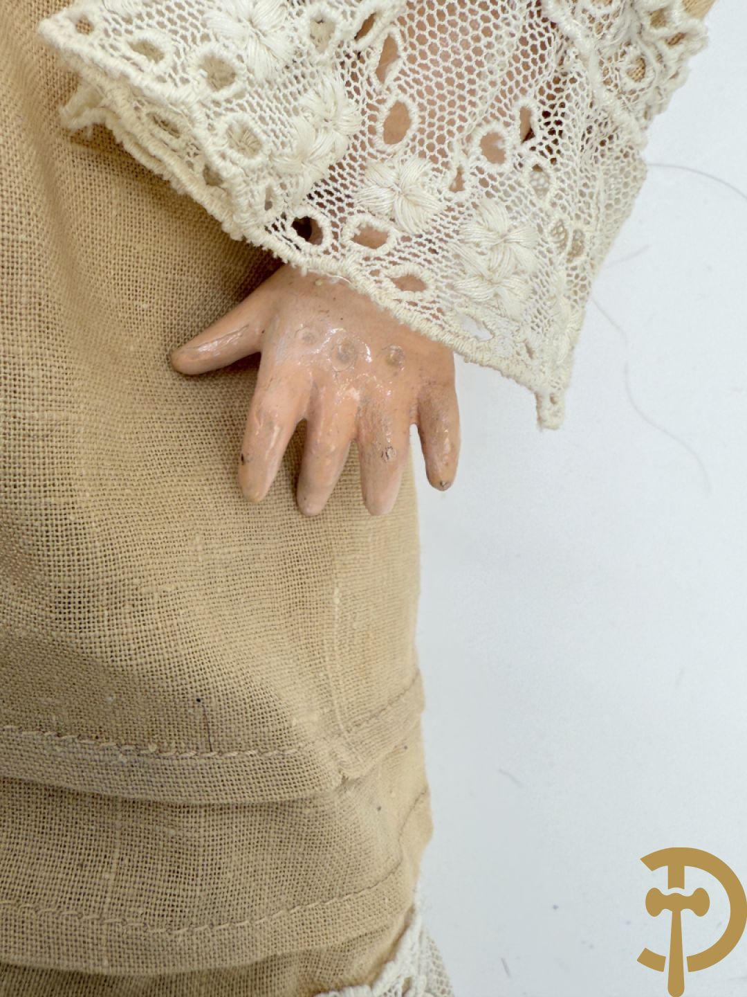 Oude pop met papier maché ledematen, gemerkt K R36/.728 + oude pop met papier maché ledematen en kantelbare oogjes + oude pop in papier maché, gemerkt Unis France 301 + oude pop in papier maché, onleesbaar gemerkt + hedendaagse pop met porseleinen ledematen + losse kleertjes