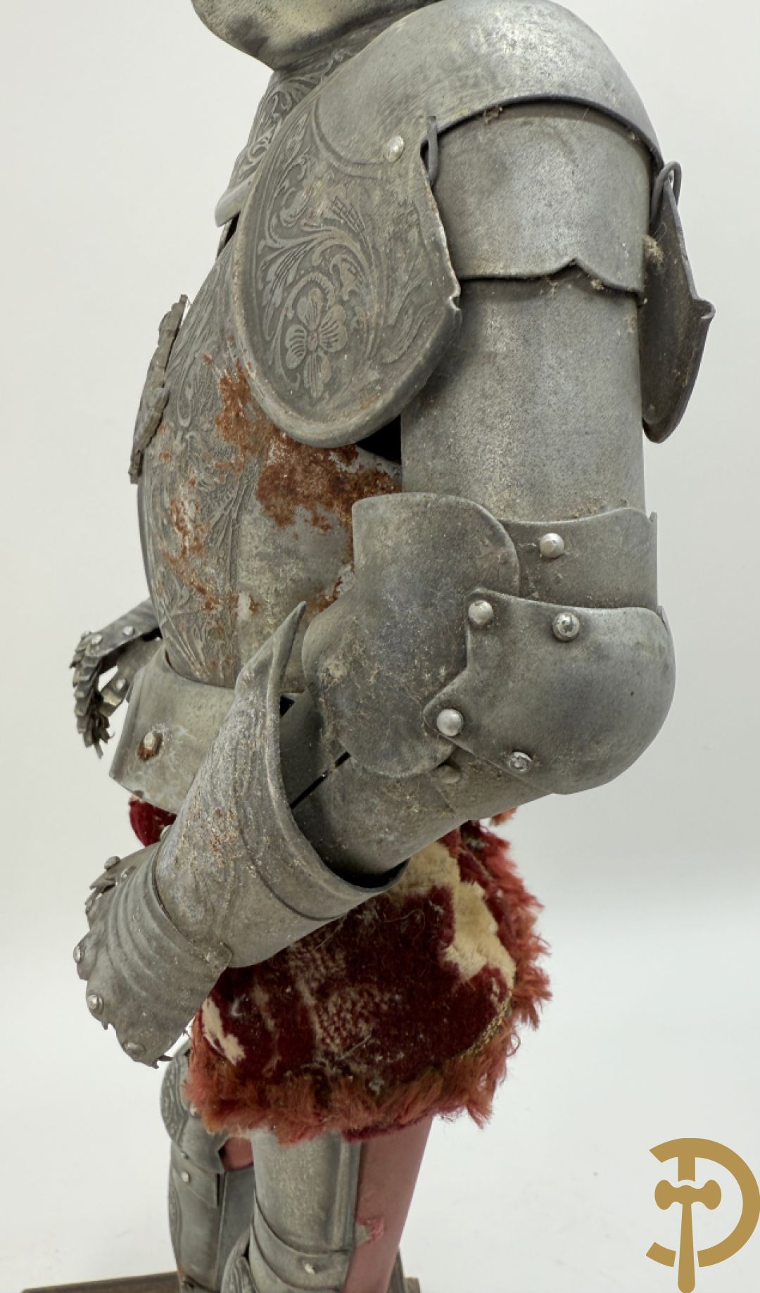 Miniatuur harnas met terra cotta hoofdje in helm op houten voet