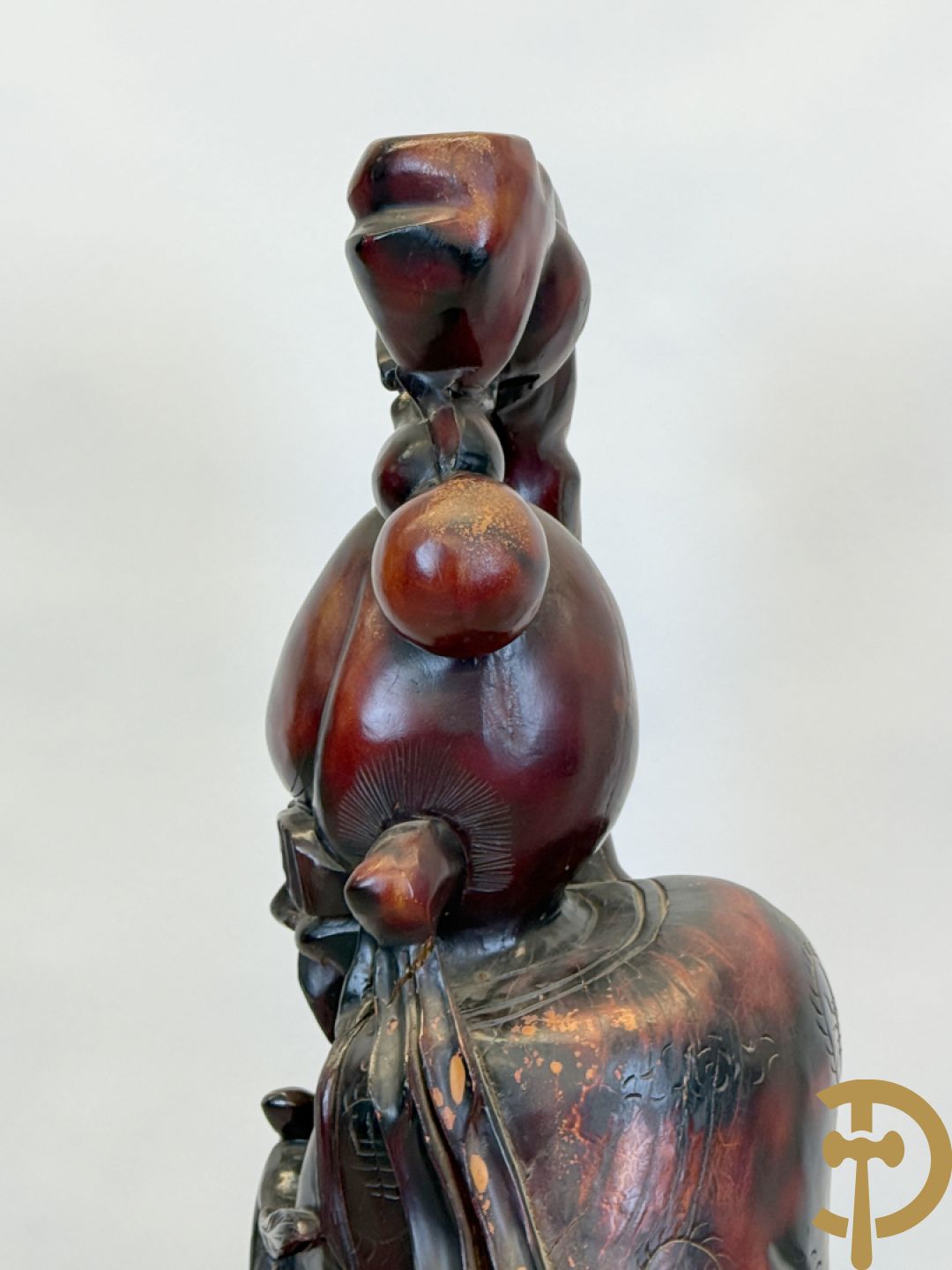 Aziatische houtsculptuur van wijsgeer met staf, vogels en kinderen