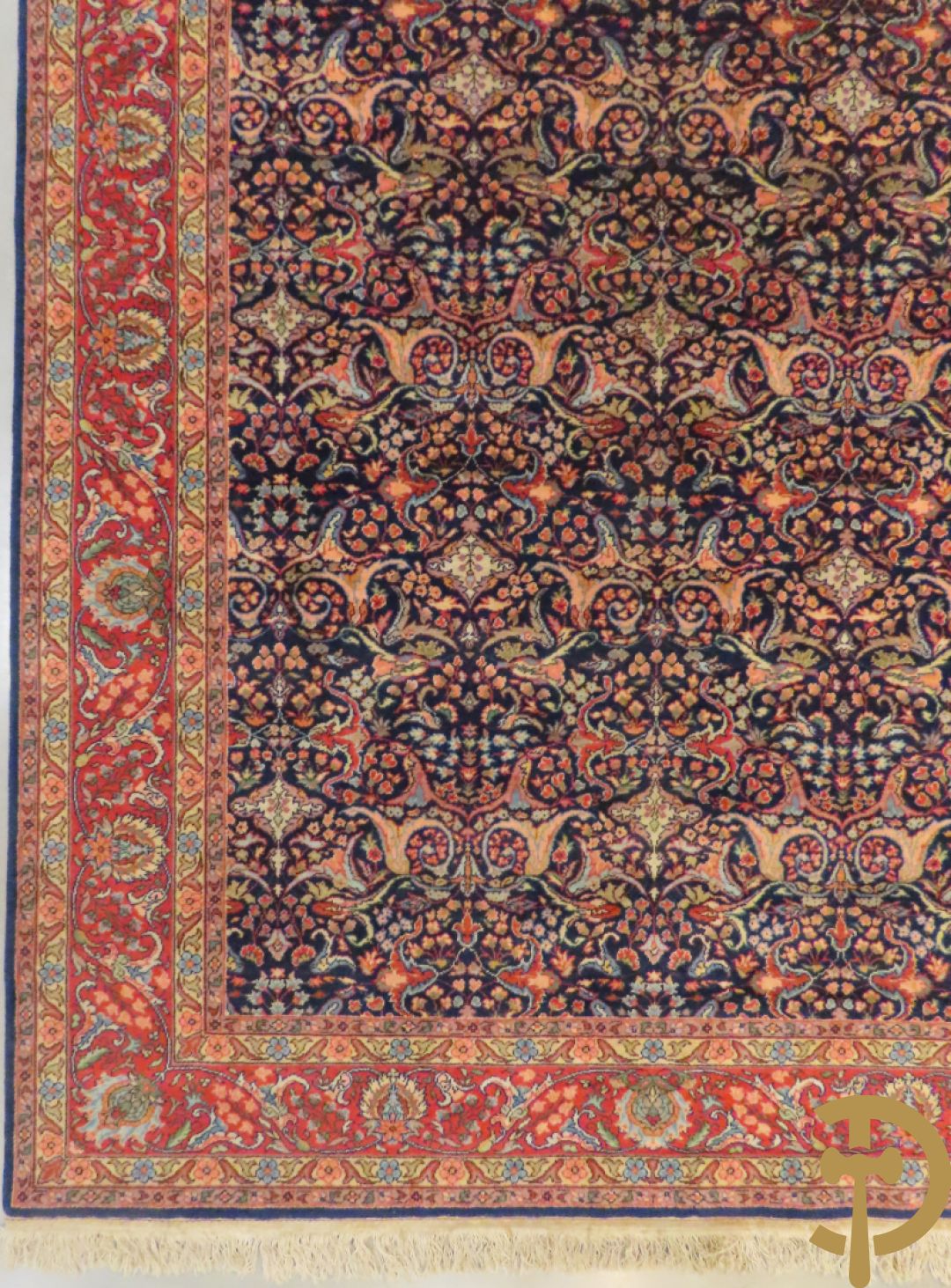 Oosters handgeknoopt tapijt met meanderend geometrisch motief en accanthusranken op blauwe fond