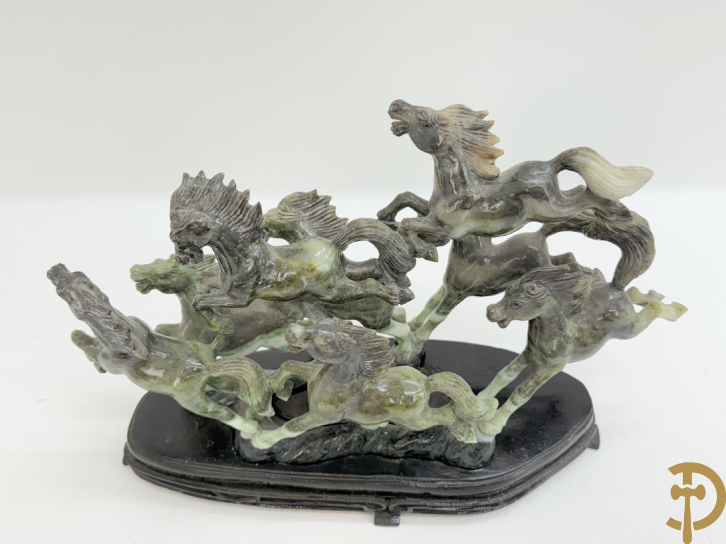 Gesculpteerd beeld met 8 galopperende paarden in jadeiet op houten sokkel