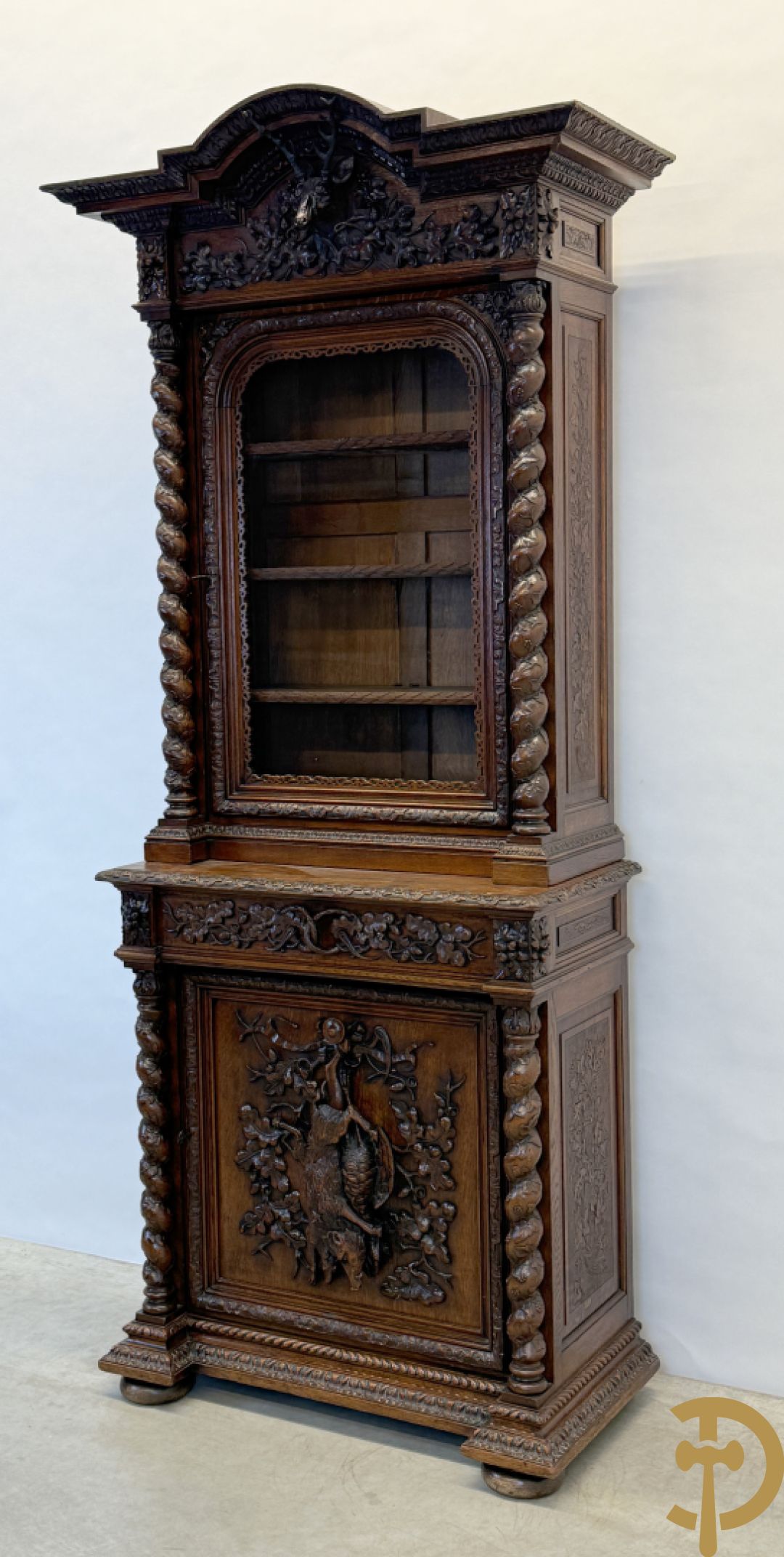 Massief eiken jacht deux-corps, bovenaan met vitrine, zijdelings met getorste zuilen, onderaan met sculptuur van everzwijn en eikebladranken