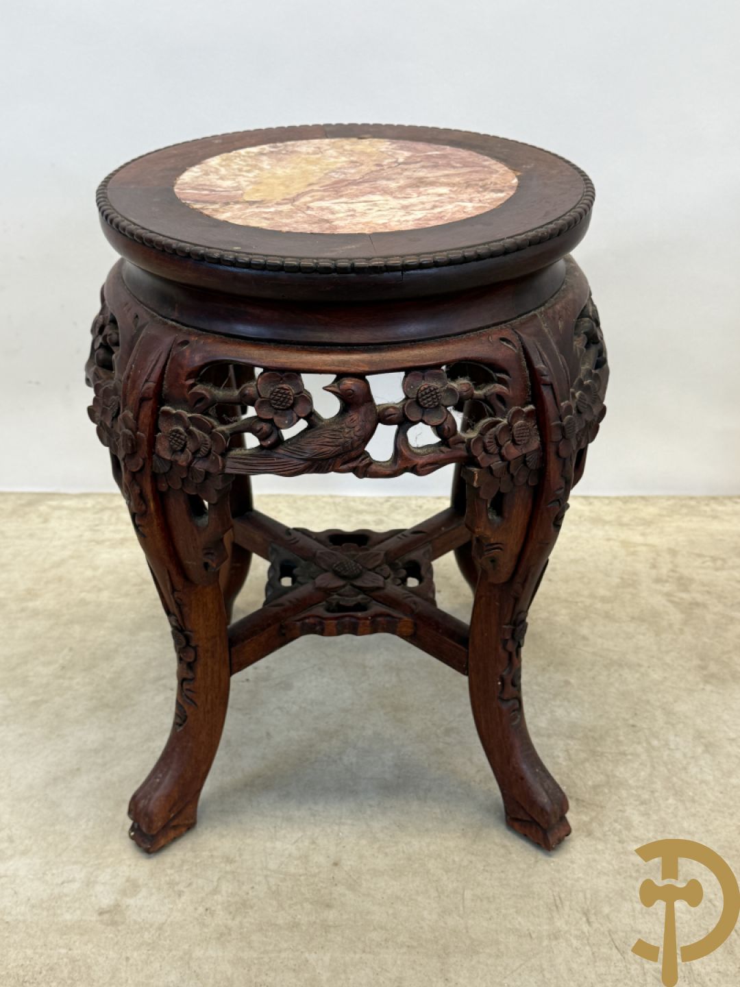 Chinese hardhouten sokkel met bloemensculptuur + Chinese hardhouten sokkel met bloemen- en vogelsculptuur