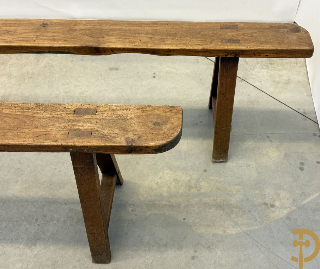 Paar lange eiken kloosterbanken