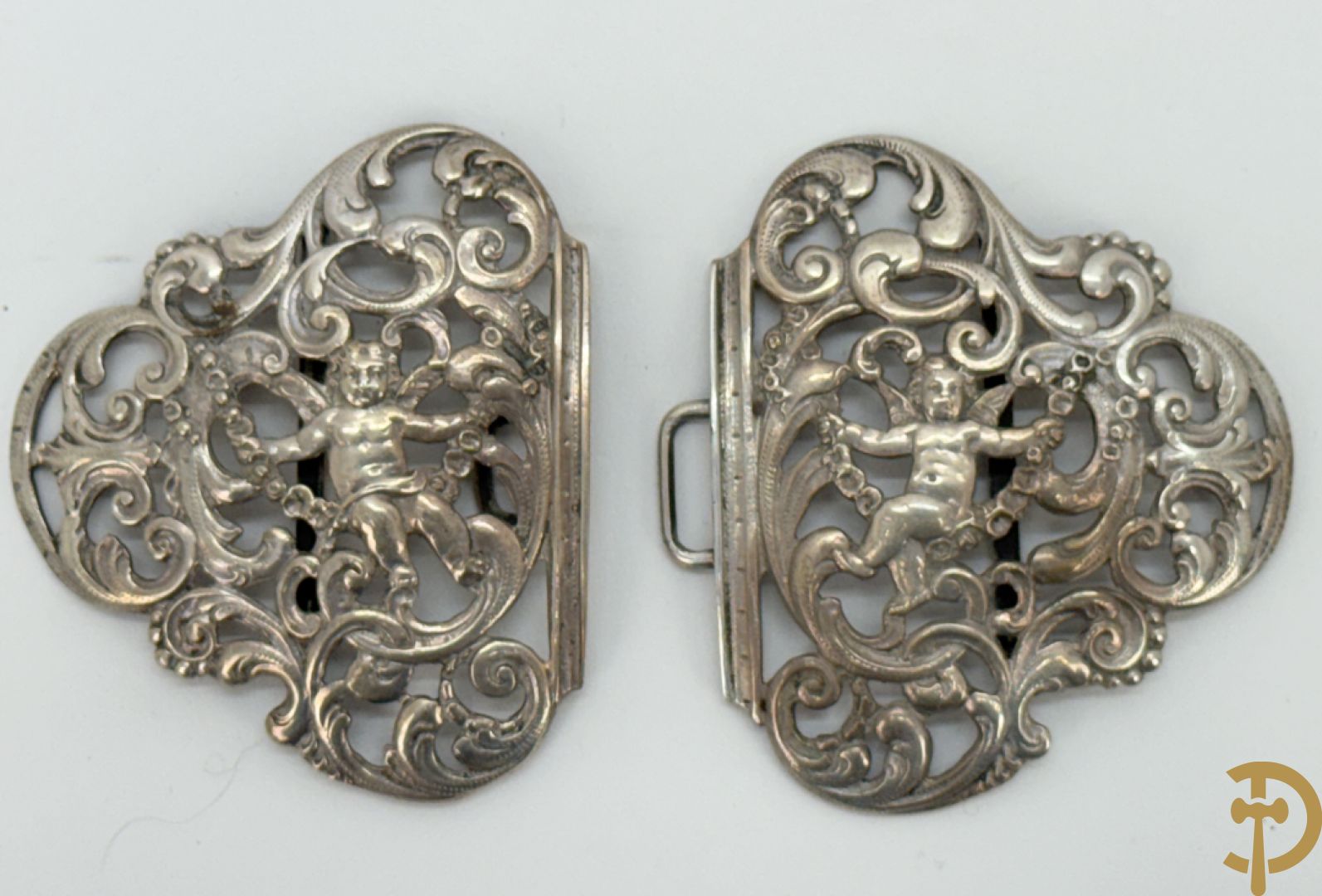 Lot massief zilver w.o. 2 geajoureerd riemboekels waarvan 1 met email bewerkt, geajoureerde centuurhouder met cupido
