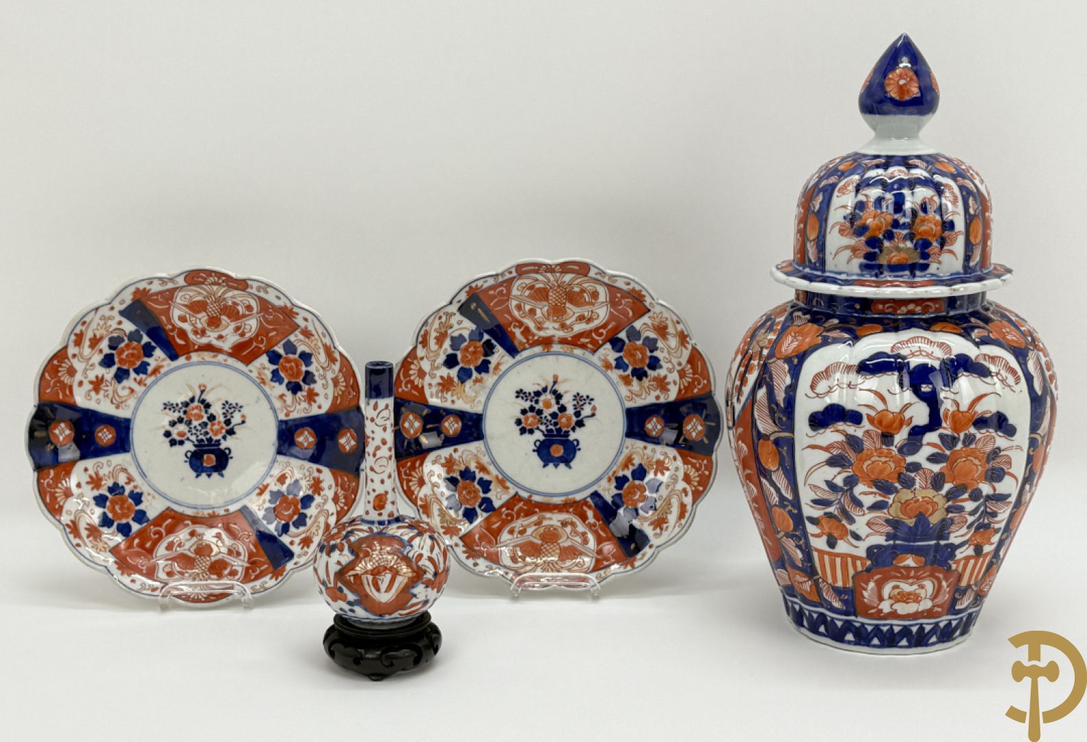 Japanse porseleinen Imari dekselvaas met bloemenmotief + klein flesvormig pique fleur vaasje + 2 Imari bordjes