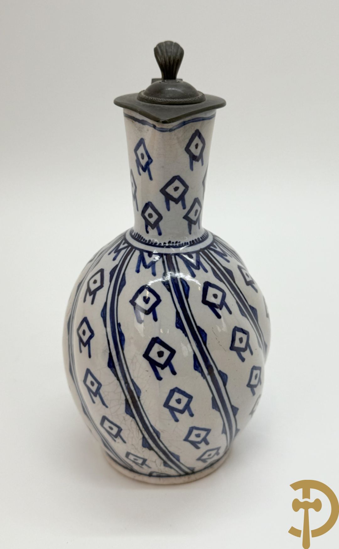 Delftse schenkkan met beschilderd bloemendecor en tinnen deksel + schenkkan in Delftse stijl, gemerkt onderaan BFK 66