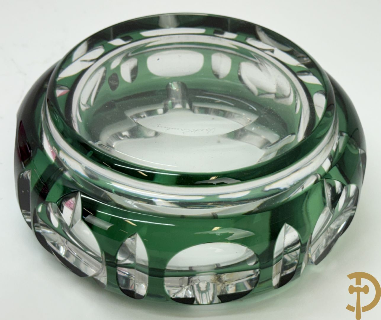 Vier kristallen karaffen w.o. 1 Saint Louis + schenkkan in Boheems kristal + vaas + getorste gekleurde Val-Saint-Lambert vaas + groen gekleurde asbak Val-Saint-Lambert