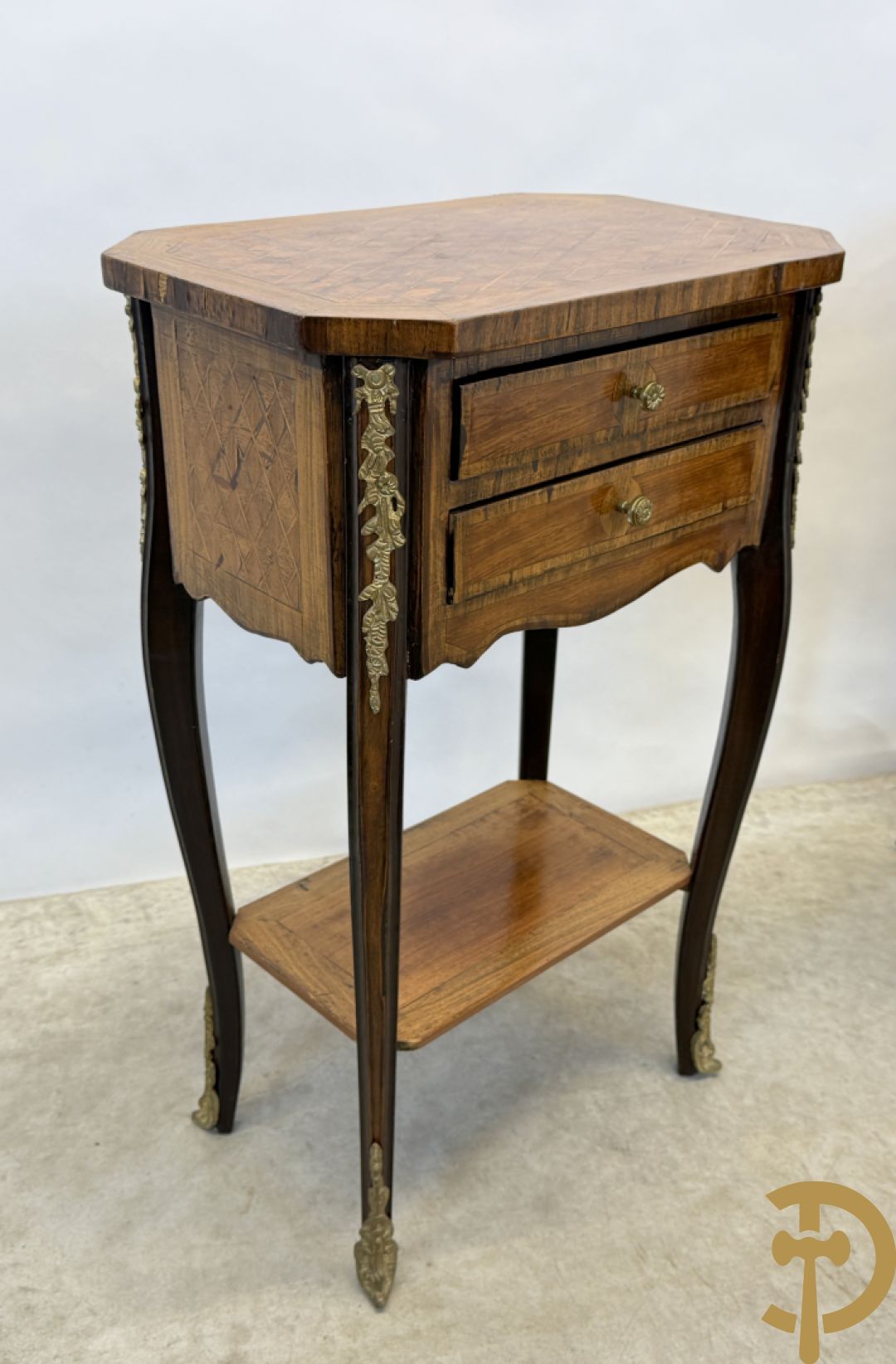 Paar notelaren bijzettafels met 2 lades en étagère, bovenaan met geparketteerd blad