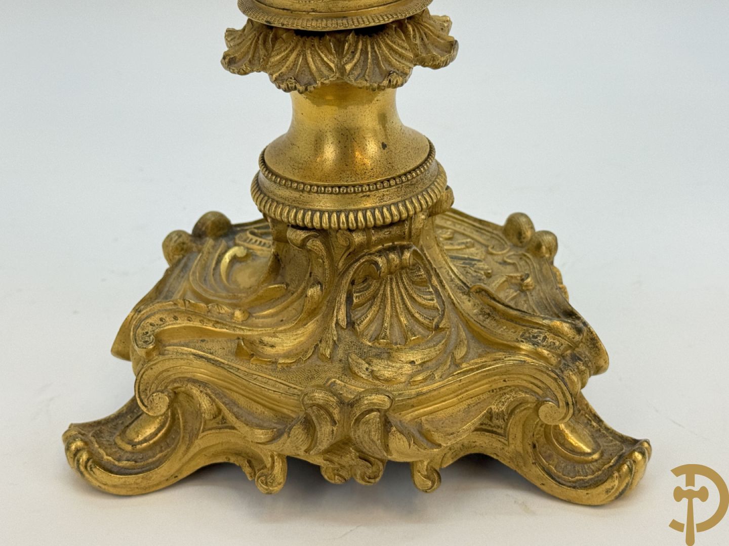 Paar bronzen kandelaars met sater en naakte dame, versierd met accanthusranken en dierenmotieven