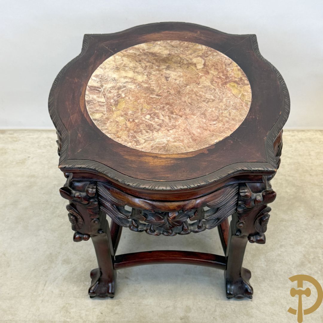 Achthoekige en afgeronde Chinese sokkel met sculptuur