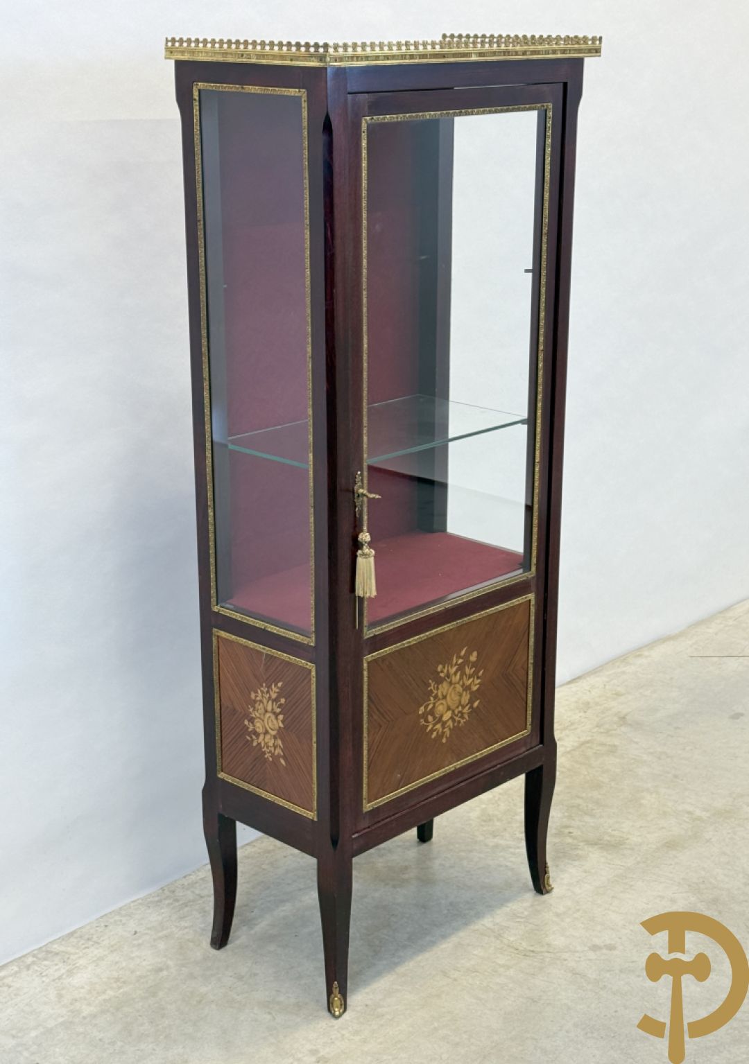 Notelaren vitrine met bloemenmarketterie en bronzen gallerij