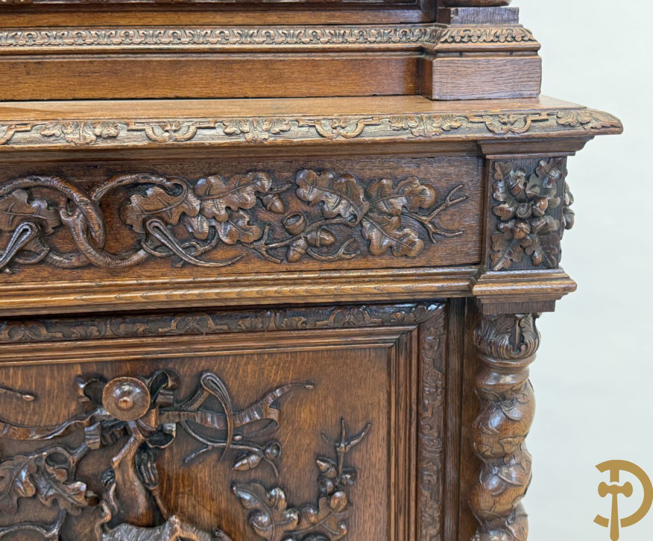 Massief eiken jacht deux-corps, bovenaan met vitrine, zijdelings met getorste zuilen, onderaan met sculptuur van everzwijn en eikebladranken