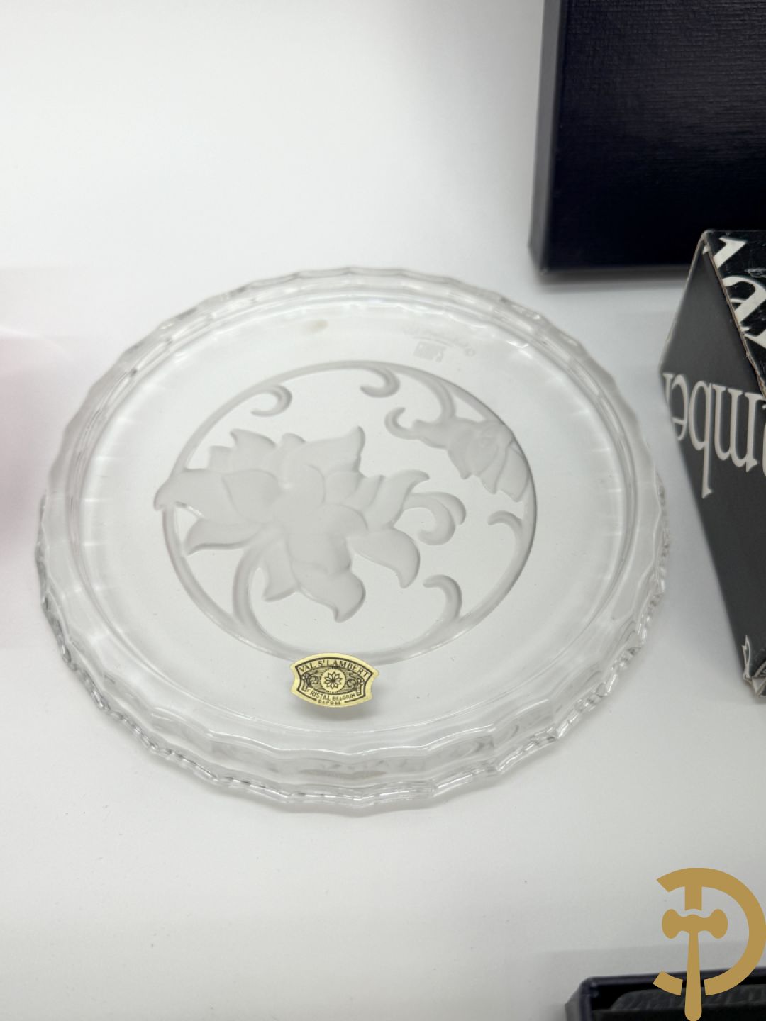 Twee x zes onderzetschaaltjes voor glazen + onderzetschaal voor fles + 4 Val-Saint-Lambert asbakken + blauwe geperste coupe Val-Saint-Lambert met vogeldecor + asbak Daum Nancy