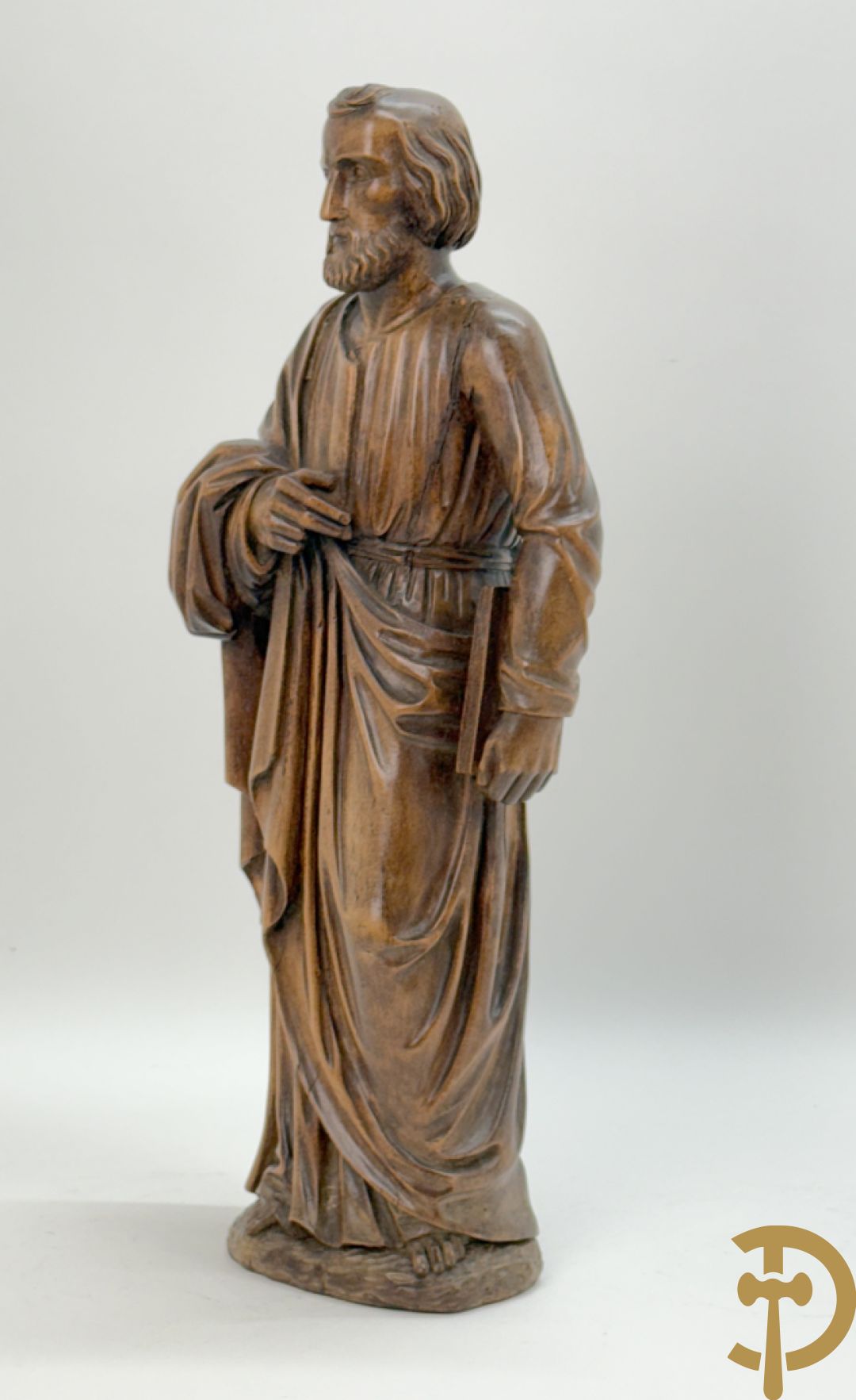 Houtsculptuur van evangelist met boek in de hand