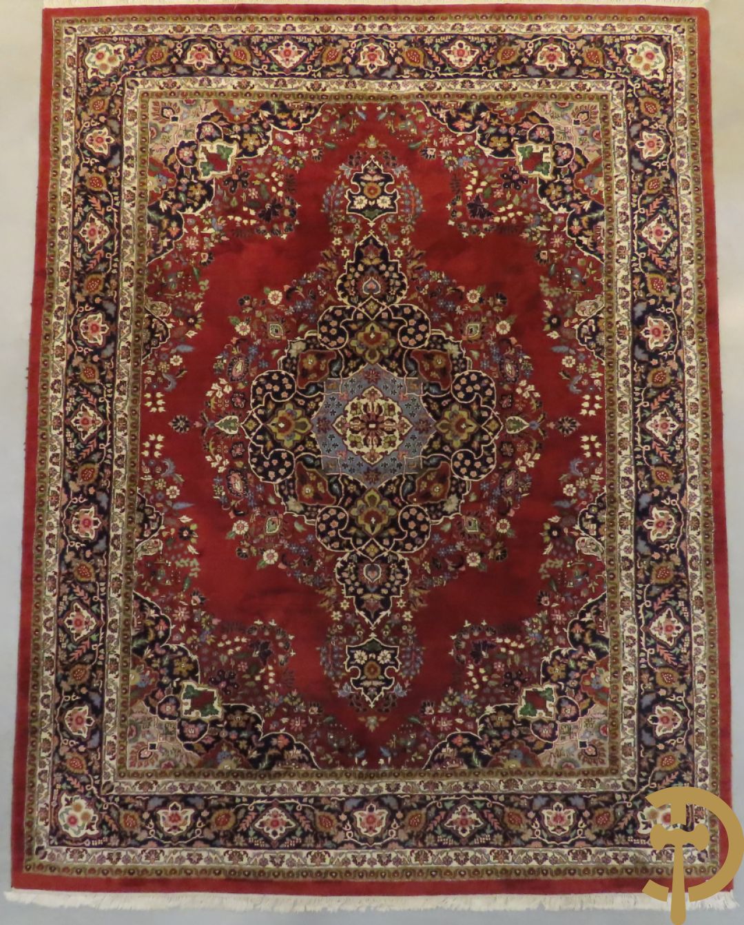 Oosters handgeknoopt tapijt met centraal medaillon en bloemenmotieven op rode fond, Tabriz