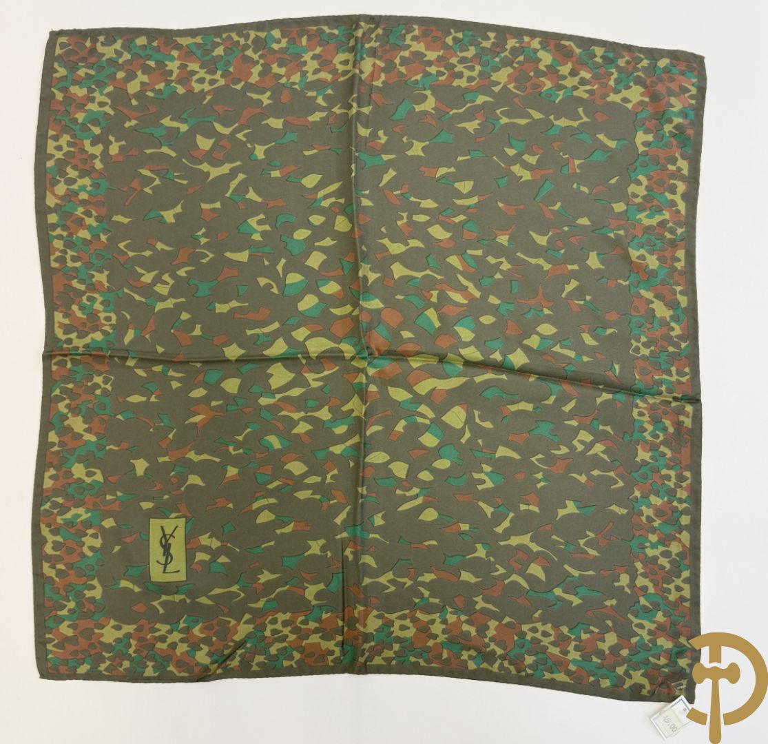 Vier foulards Yves Saint Laurent (nooit gedragen komt uit winkel restant)