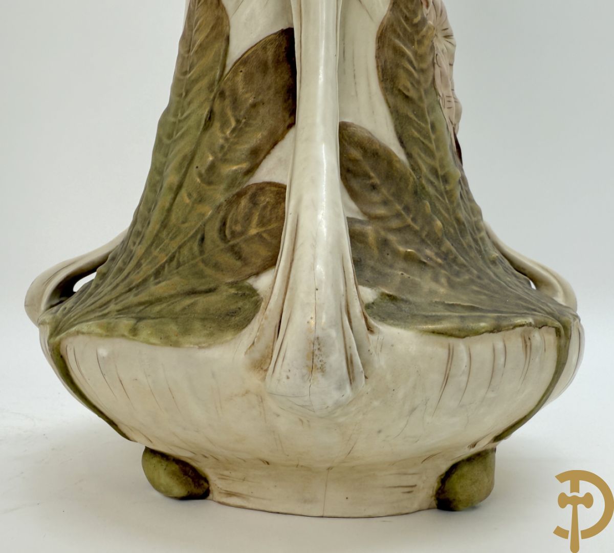 Paar Royal Dux vazen met bloemen bezet