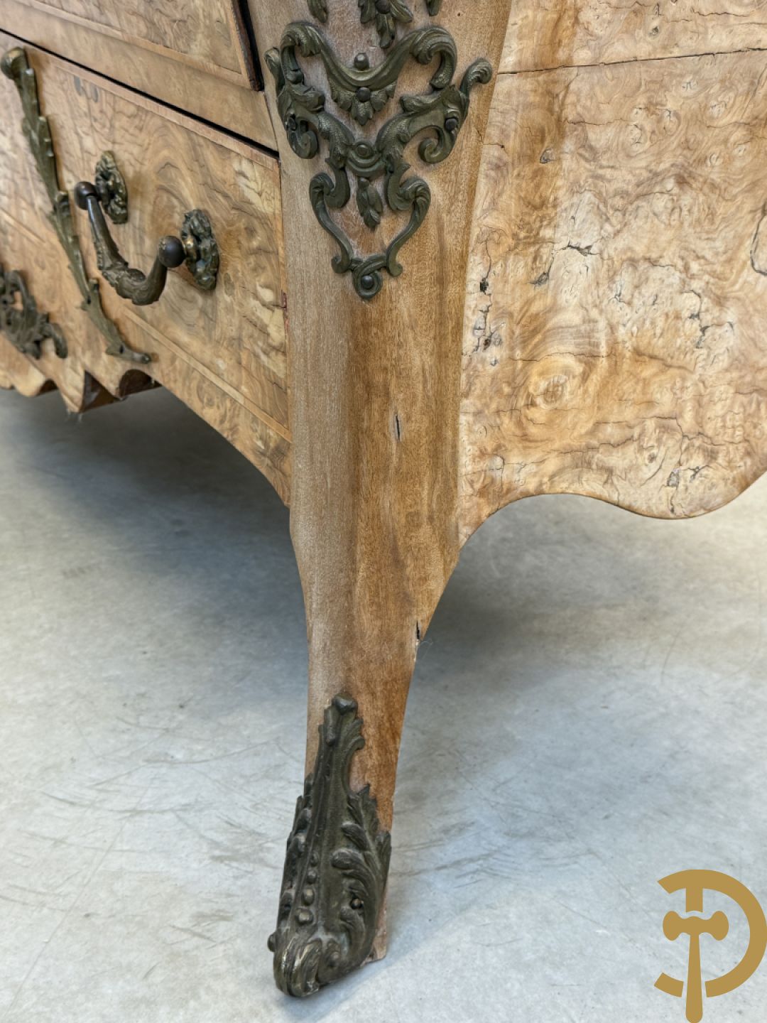 Wortelnotehouten drieladencommode met bronsbeslag van mazarinkoppen en accanthusranken, bovenaan met rood geaderd marmeren blad