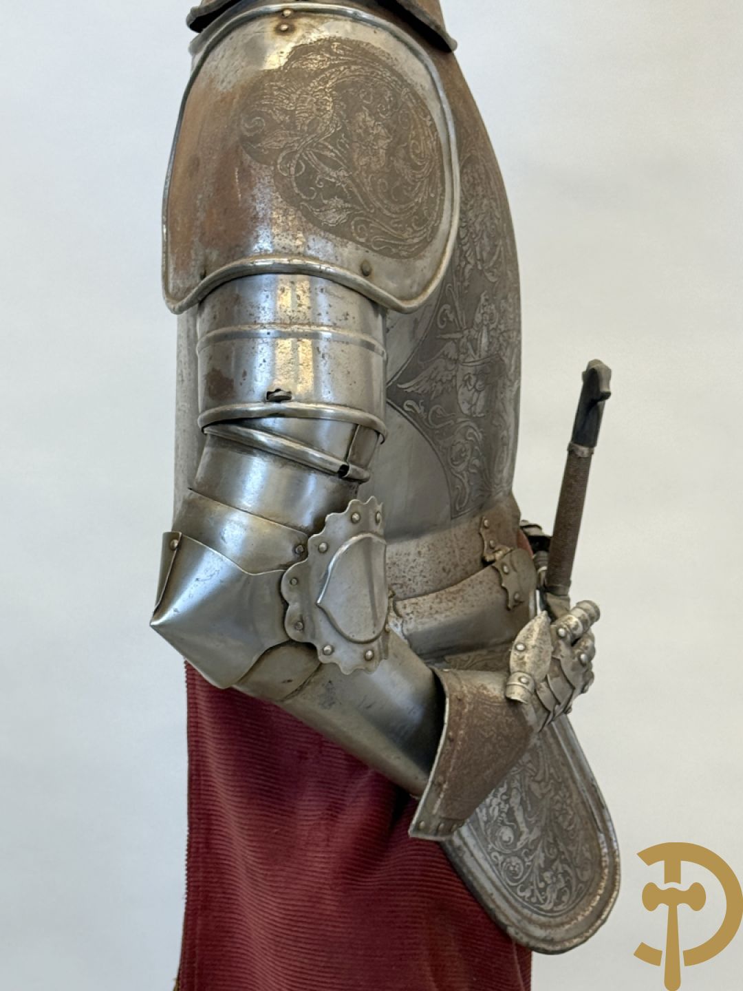 Paar ijzeren decoratieve harnassen ridderuitrusting met geciseleerde motieven op de elementen, met zwaard en ridderhelm - op statief - vermoedelijk Spaans 1930-1940