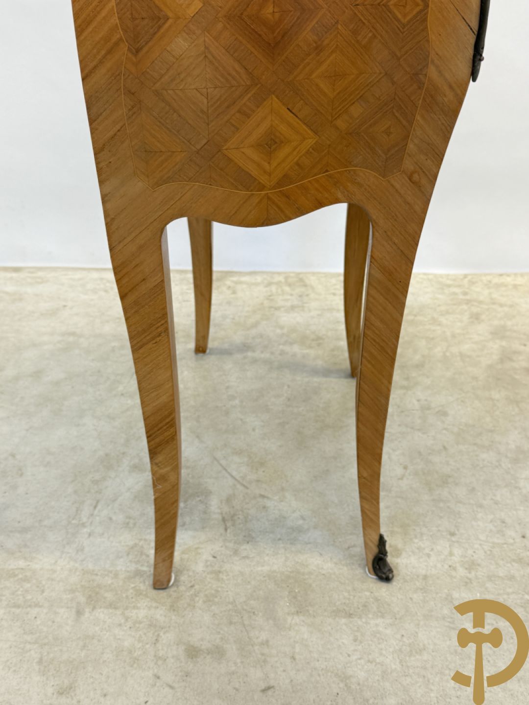 Paar notelaren bijzetkastjes met 2 lades en bezet met bronsbeslag, bovenaan met marmeren blad, op voluutvormige poten