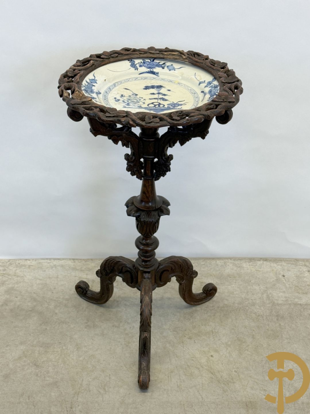 Neo Renaissance staander op driepikkel met bladranken gesculpteerd, binnenin met Delfts bord