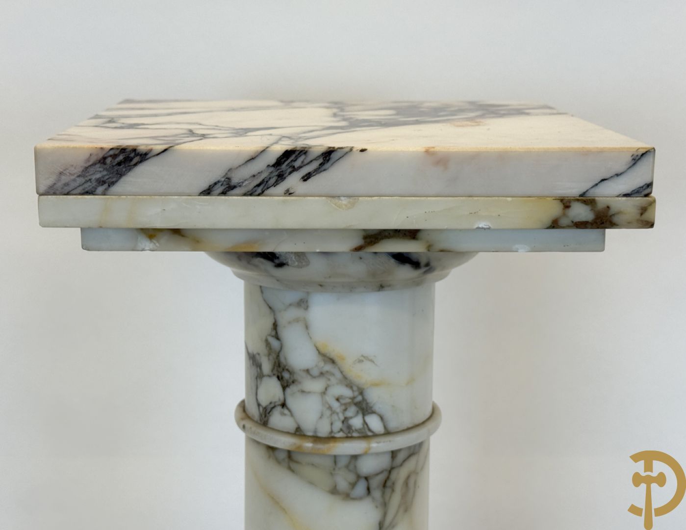 Wit marmeren geaderde kolom met draaiplateau