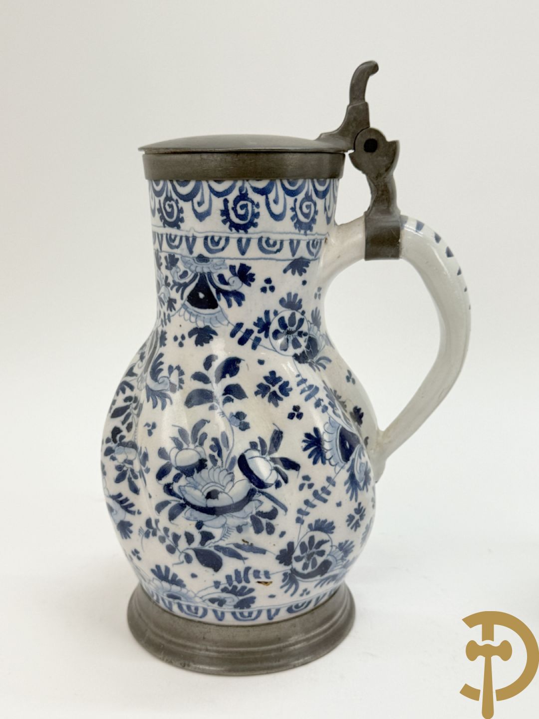 Delftse schenkkan met beschilderd bloemendecor en tinnen deksel + schenkkan in Delftse stijl, gemerkt onderaan BFK 66