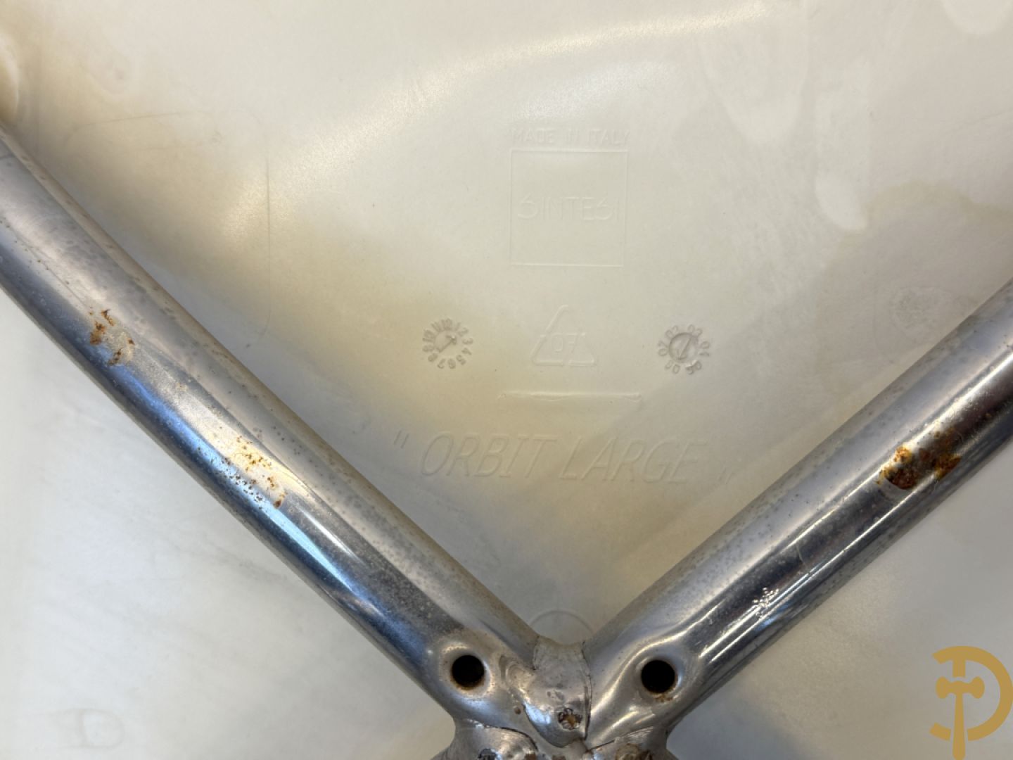 Twee witte vintage stoelen op chromé onderstel, Sintesi Orbit Large ontworpen door Cantarutti