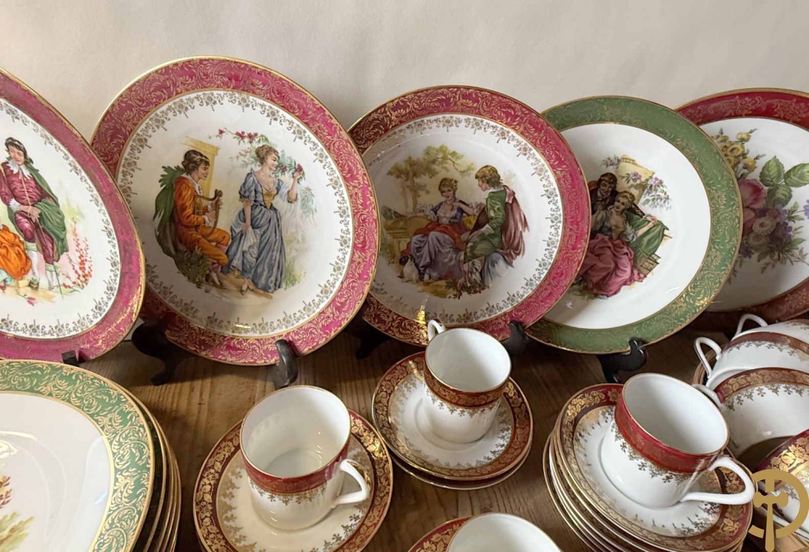 Porseleinen Limoges koffiekopjes en schoteltjes met vergulde accanthusranken + porseleinen Limoges borden met romantische geanimeerde taferelen + roze en blauwe Limoges vazen met romantische taferelen