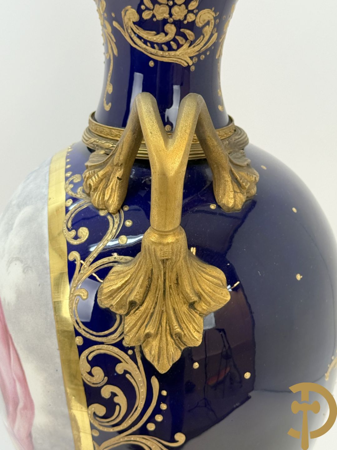 Paar Sèvres stijl vazen met bronzen oren en éénzijdig decor van cupido