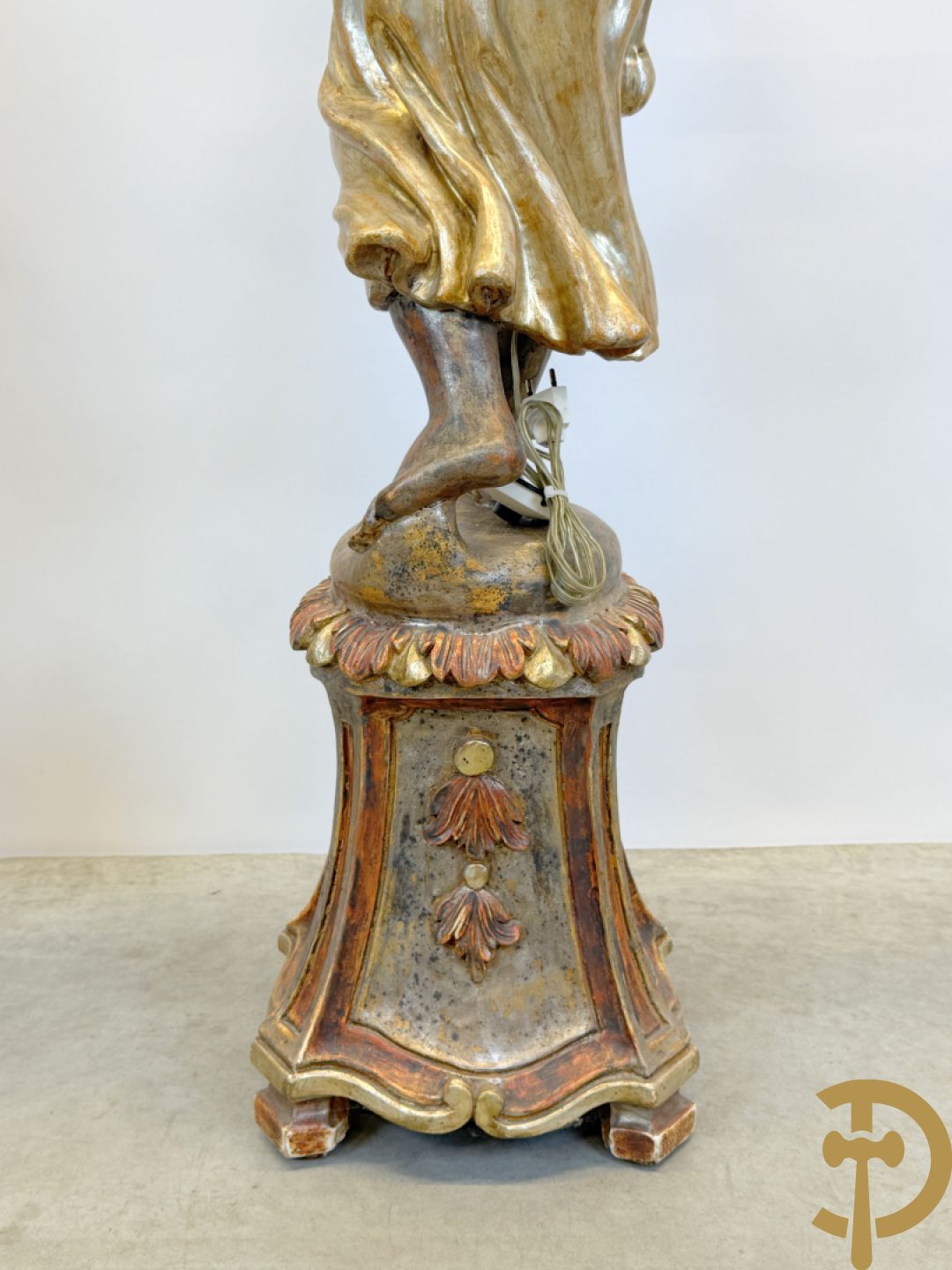 Paar gepolychromeerde dames op sokkel, bekroond met achtarmige kandelaar met lichtpunten en bellen, Italiaans, jaren 