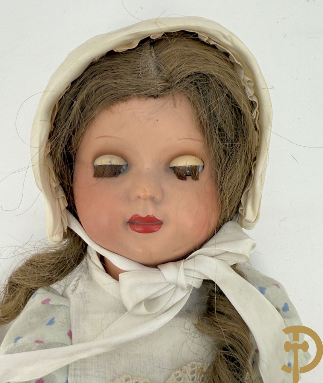 Oude pop met papier maché ledematen, gemerkt K R36/.728 + oude pop met papier maché ledematen en kantelbare oogjes + oude pop in papier maché, gemerkt Unis France 301 + oude pop in papier maché, onleesbaar gemerkt + hedendaagse pop met porseleinen ledematen + losse kleertjes