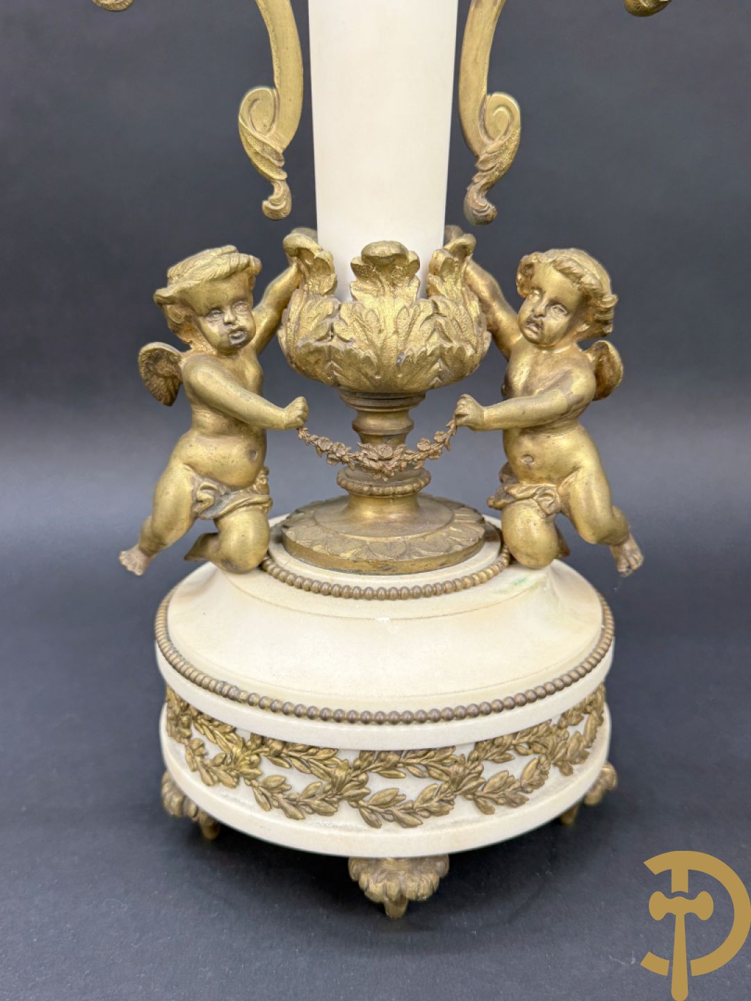 Paar marmeren kandelaars met bronzen cupido