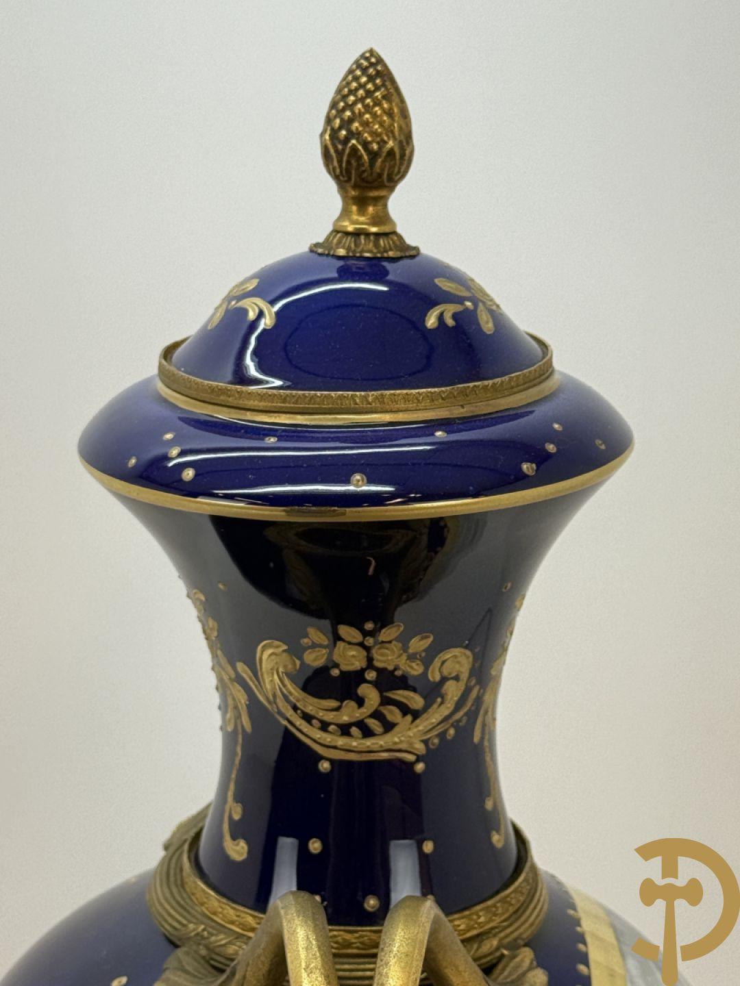 Paar Sèvres stijl vazen met bronzen oren en éénzijdig decor van cupido