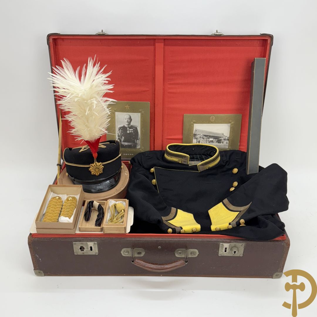 Japans uniform Dareifuku met kepie, epauletten, pluim en bijhorende foto