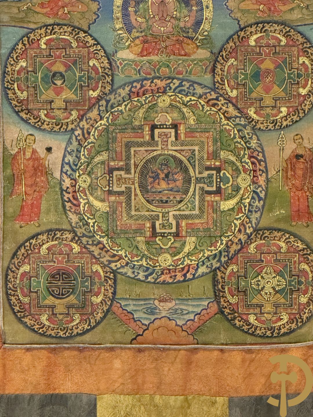 Oude handbeschilderde batic met Boedhistische afbeeldingen ingelijst achter glas