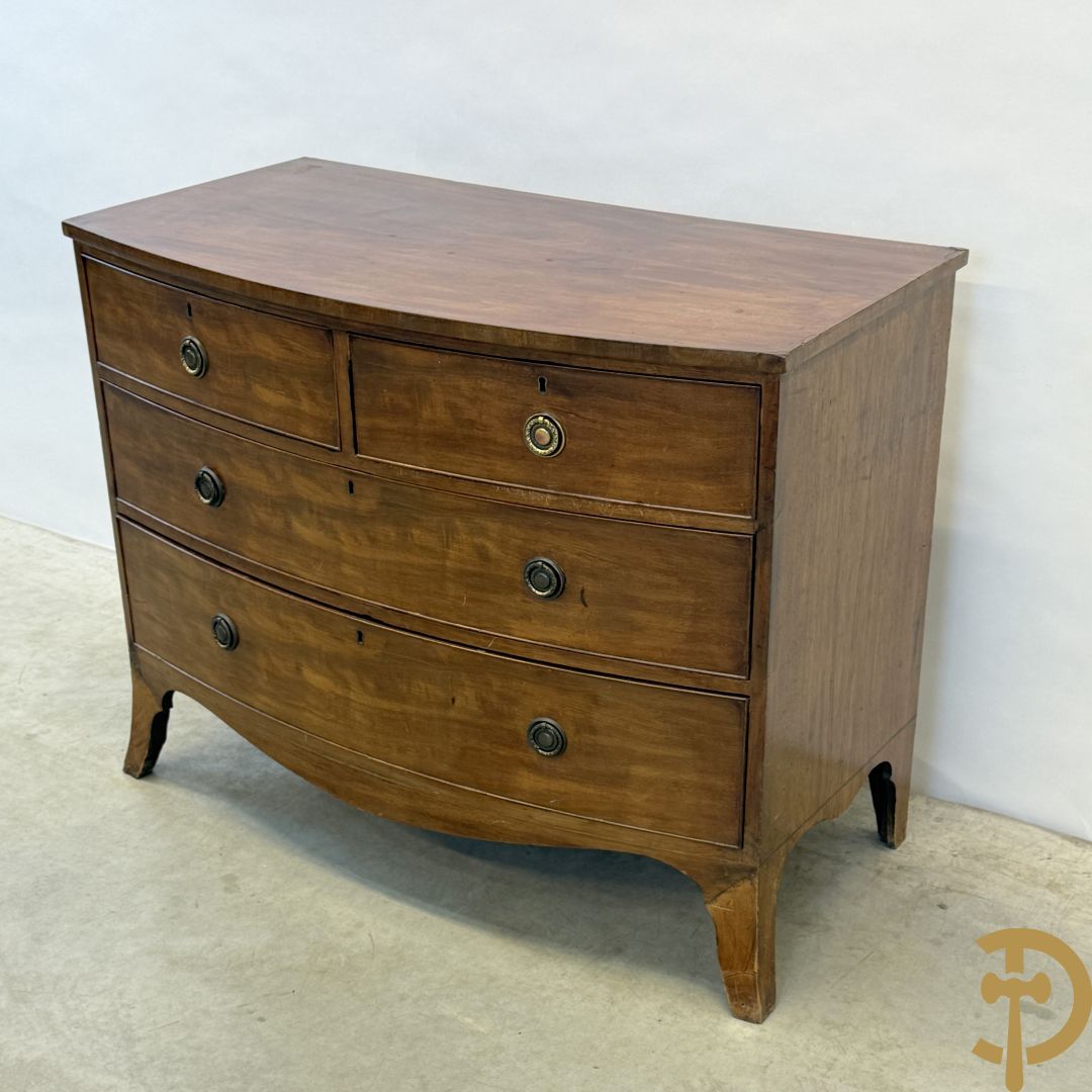 Engelse gebogen mahoniehouten vierladencommode
