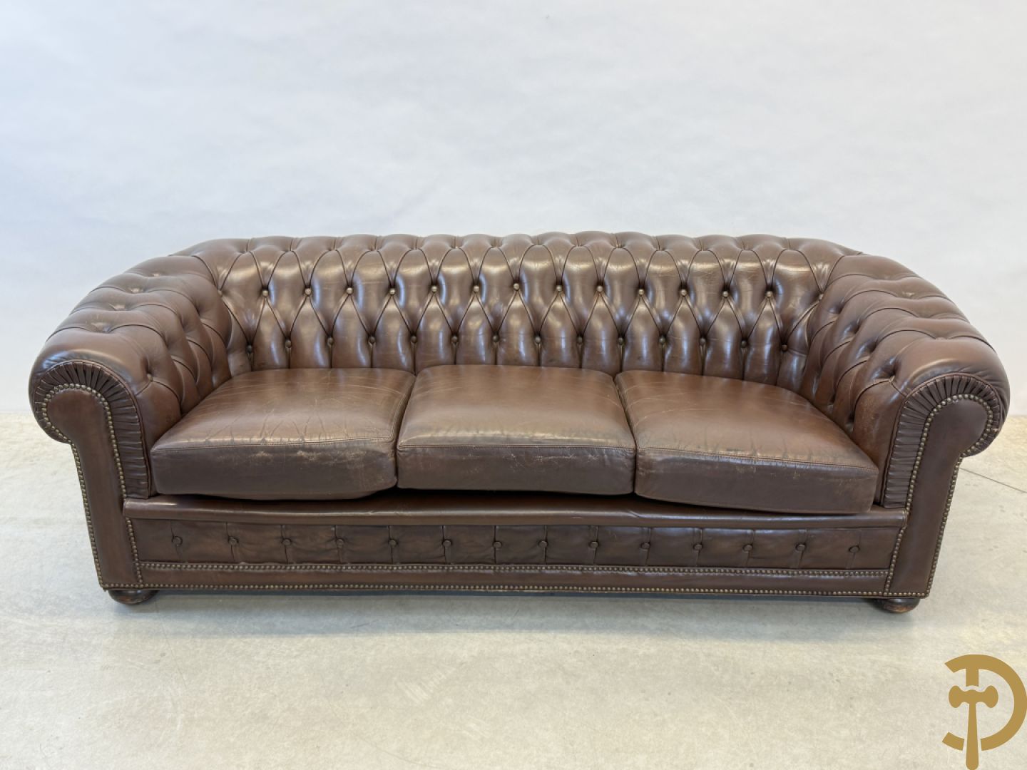 Bruin lederen driezit en club chesterfield