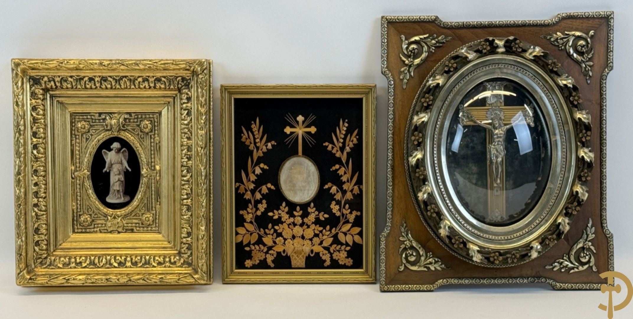 Vergulde lijst met accanthusranken en ovaal medaillon + kader met ovaal medaillon + religieuse wassen zegel