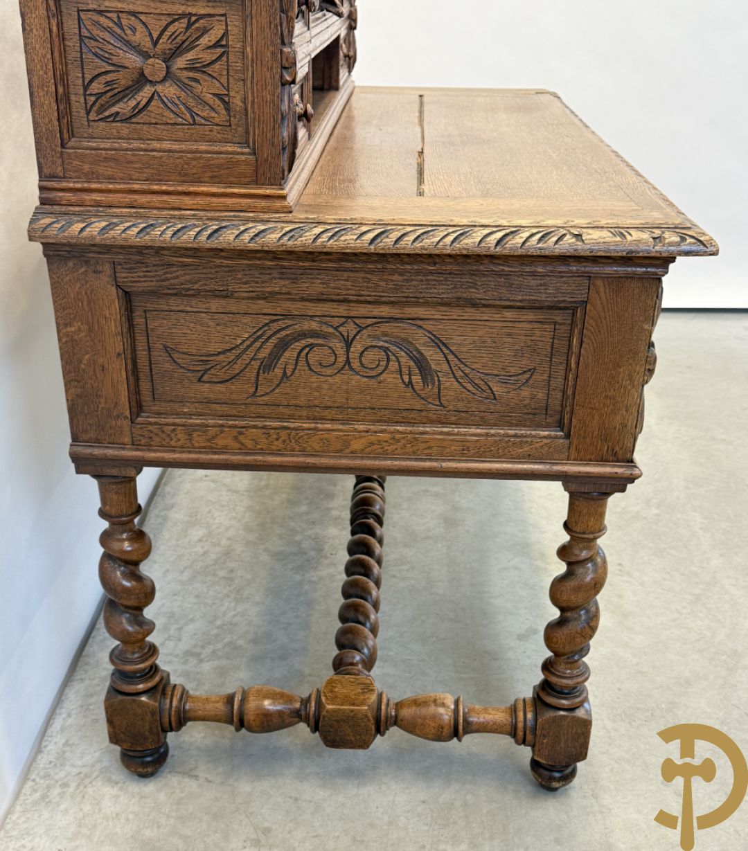 Massief eiken Frans bureel met lades op getorste poten met opstand, 19e