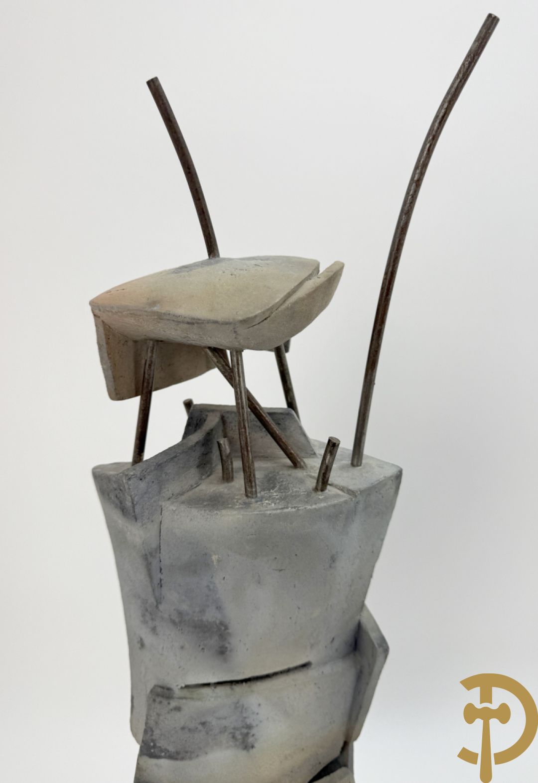 VANDEWEGE Rik getekend onderaan 8816 en 8817 - Twee moderne keramieken abstracte figuren