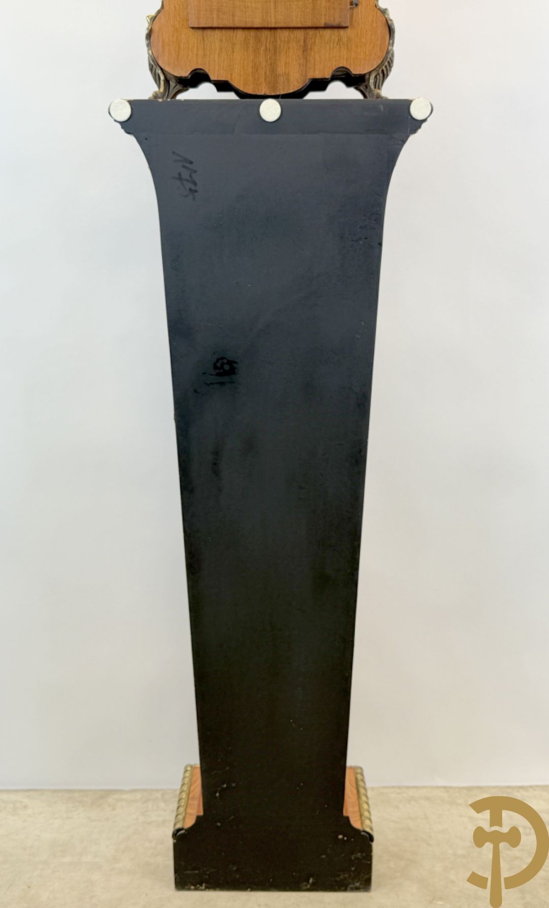 Notelaren pendule met bloemenmarquetterie en bronsbeslag, bovenaan bekroond met bronzen figuur - met bijhorende sokkel in notelaar met bronsbeslag