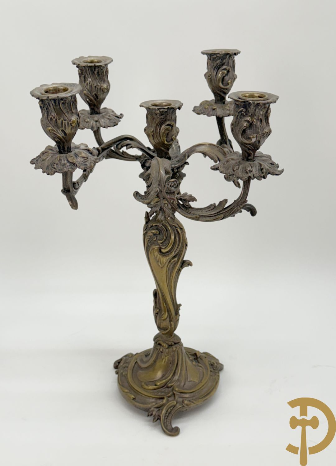 Paar bronzen getorste vijfarmige Louis XV kandelaars