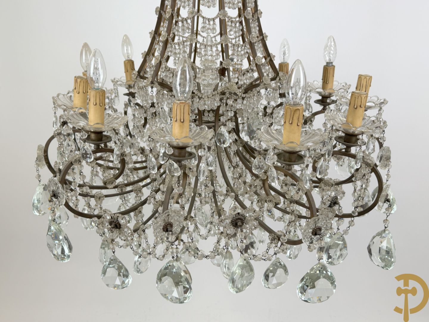 Italiaanse ijzeren luchter met kristallen bellen