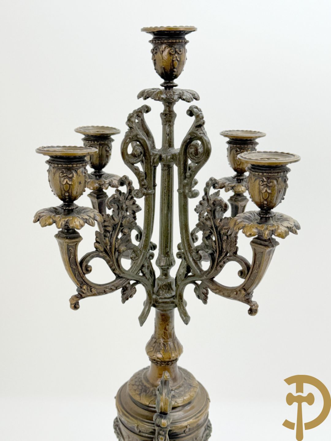 Driedelige zamak garnituur bestaande uit pendule met cupido en dame geflankeerd door paar vijfarmige kandelaars, Bruchon getekend