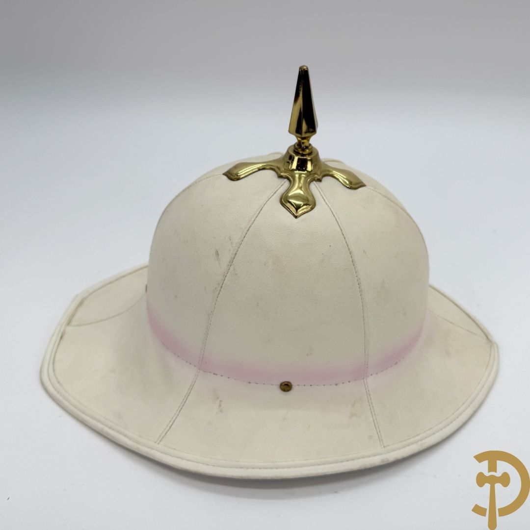 Engelse hoed pitch helm in hoedendoos, Royal Artillerie