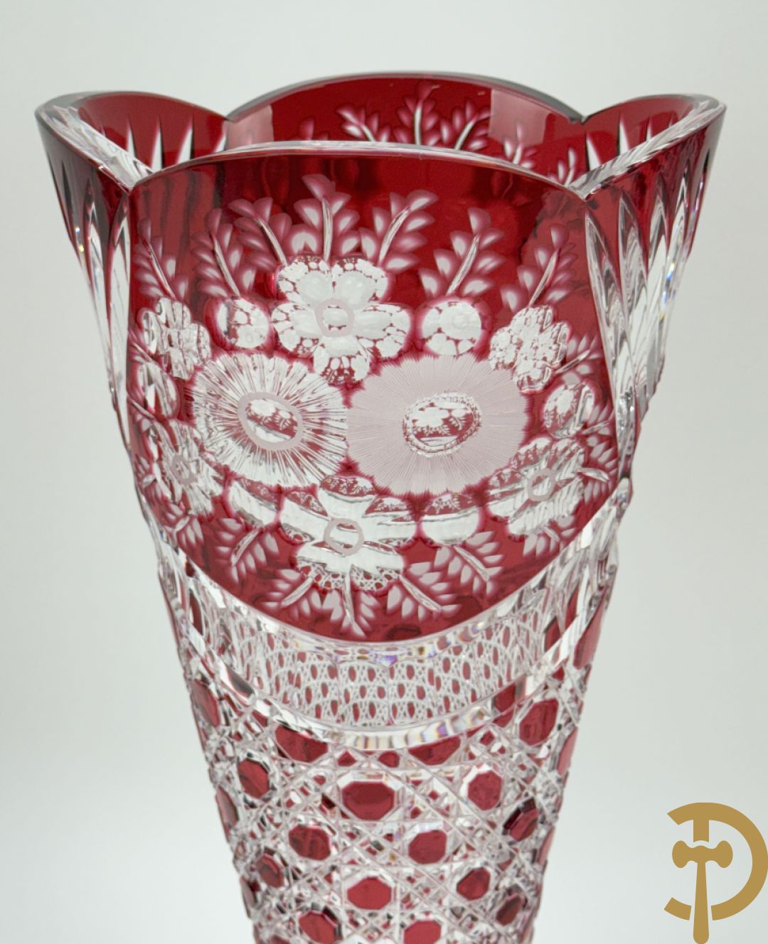 Paar rood kristallen geslepen Boheemse vazen met bloemendecor