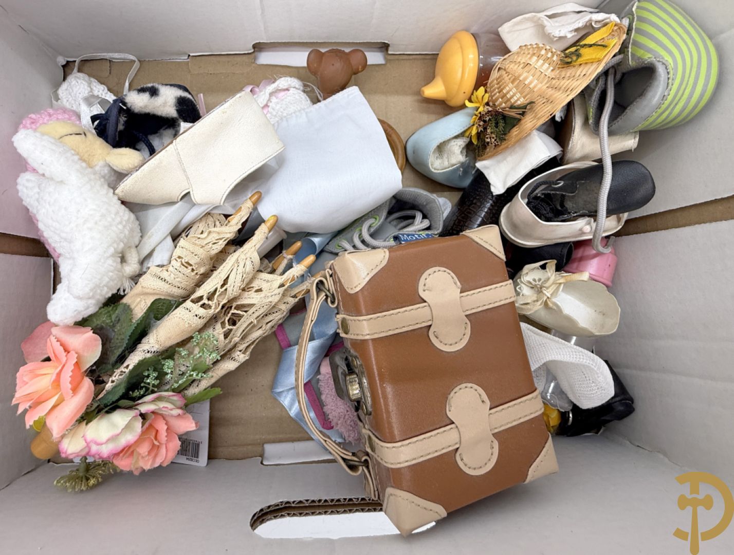 Oude pop met papier maché ledematen, gemerkt K R36/.728 + oude pop met papier maché ledematen en kantelbare oogjes + oude pop in papier maché, gemerkt Unis France 301 + oude pop in papier maché, onleesbaar gemerkt + hedendaagse pop met porseleinen ledematen + losse kleertjes